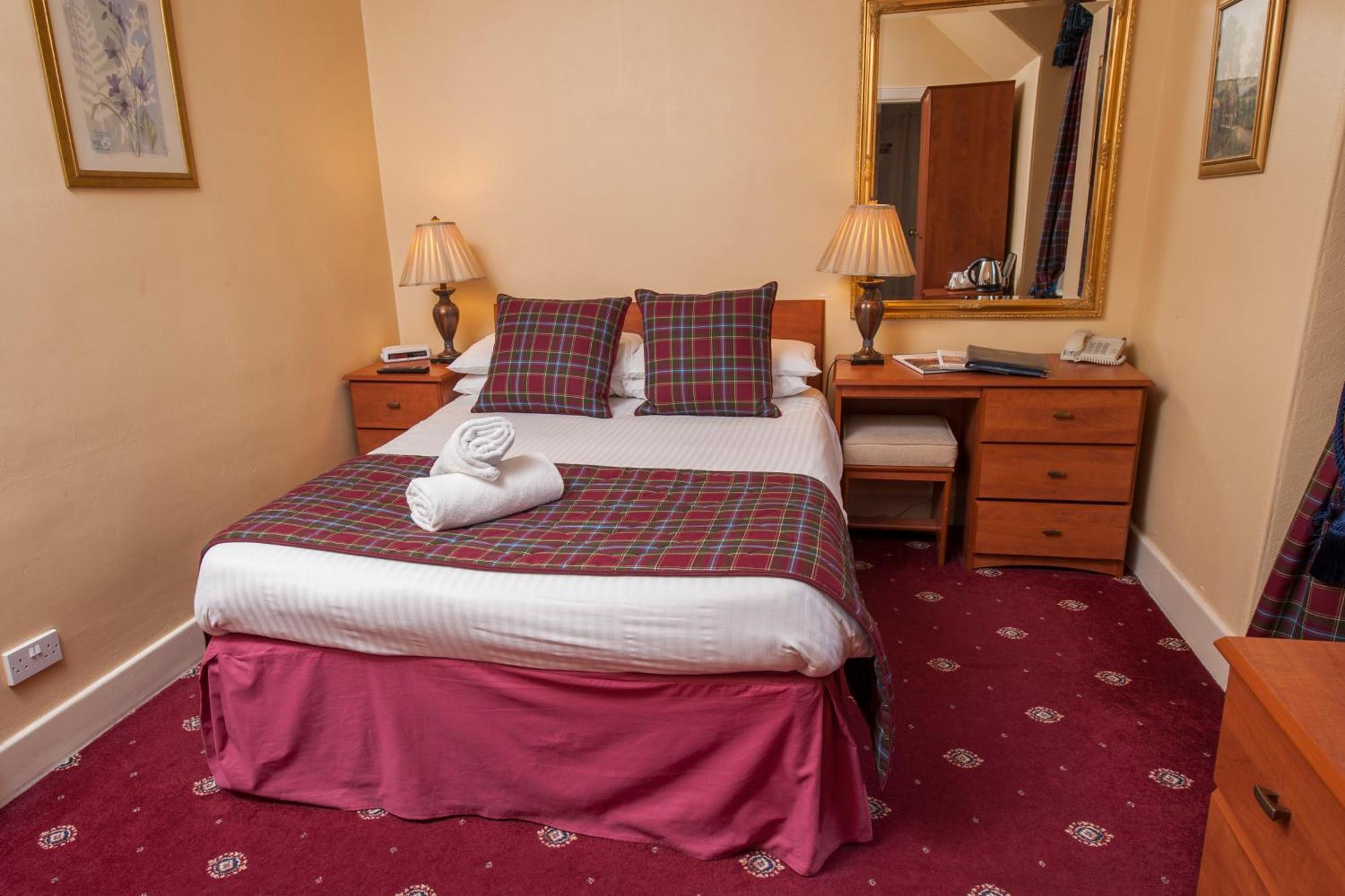 Loch Kinord Hotel Dinnet Room photo
