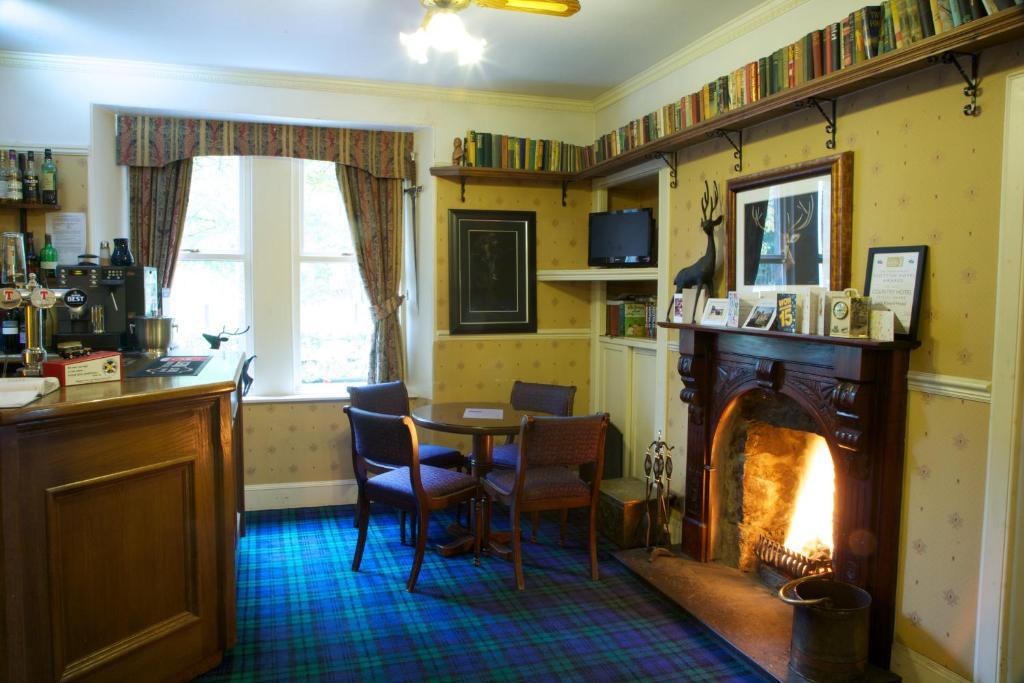 Loch Kinord Hotel Dinnet Exterior photo